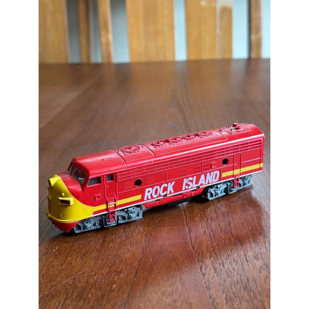 Athearn Rock Island HO Scale Diesel Locomotive Engine Red Yellow 7 Inch